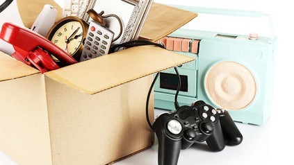 Kisten mit Gegenständen wie Controller, Taschenrechner und Co.