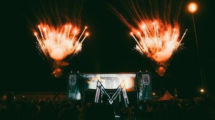 Bild vom Modularfestival, im Dunkeln, Blick auf die Bühne mit Feuerwerk (Foto: @sarahjansky.foto)